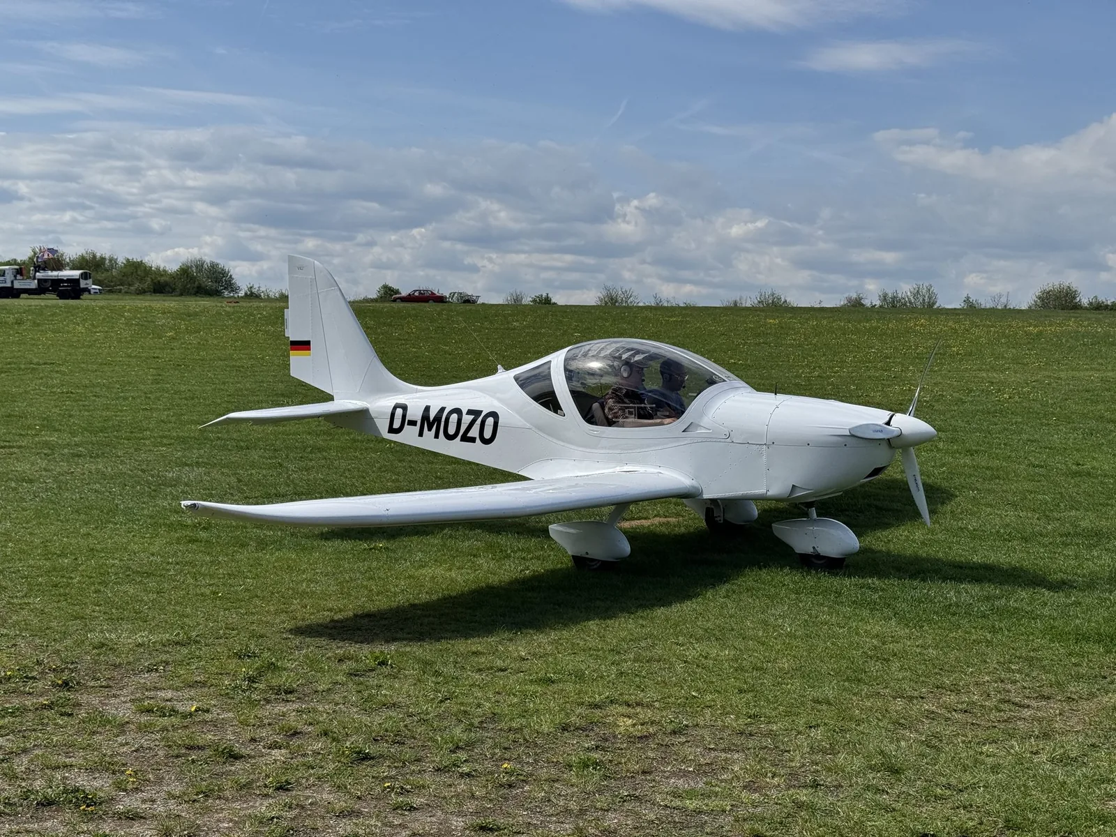 Motorsegler D-MOZO auf dem Gras