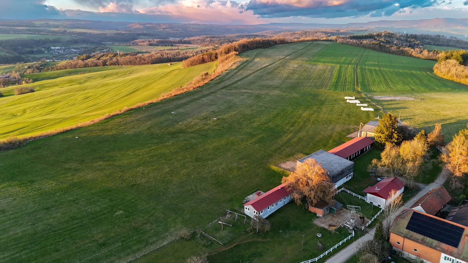 Flugplatz Bohlhof im Abendlicht aus der Luft